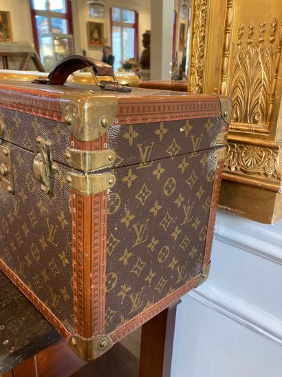 null LOUIS VUITTON Vanity case sheathed in monogrammed canvas with corner reinforcements...