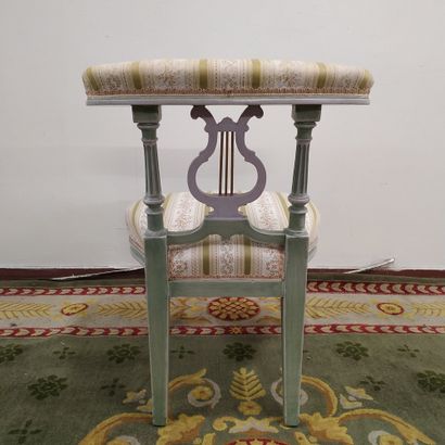 null CHAISE PONTEUSE de style Louis XVI 

en bois laqué, vert et tissus à décor de...