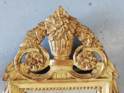 null MIROIR

en bois et stuc doré et sculpté

Style Louis XV 

H : 65 cm