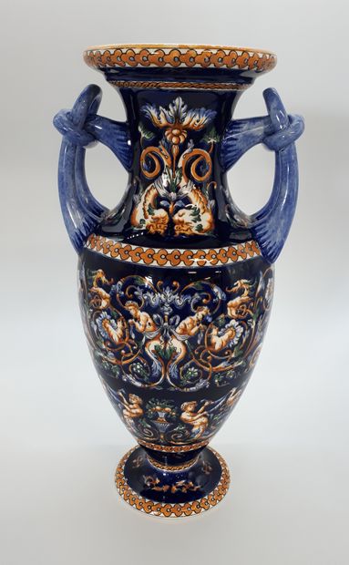 null GIEN

Vase amphore à décor renaissant bleu

H : 41 cm