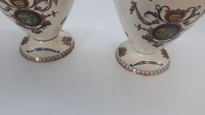 null GIEN

Paire de vases à décor renaissant fond blanc

H : 43 cm