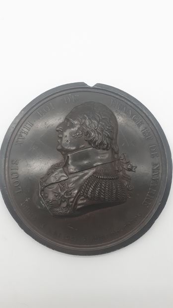 null MEDAILLON en bronze au profil de Louis XVIII

D : 11 cm

(accidents) 



On...