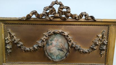 null MIROIR TRUMEAU de style Louis XVI 

en bois et stuc doré

une glacé biseautée...