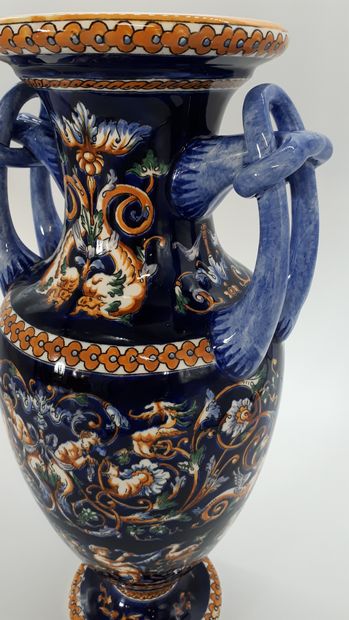 null GIEN

Vase amphore à décor renaissant bleu

H : 41 cm
