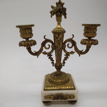 null GARNITURE DE CHEMINEE

de style Louis XVI 

en bronze doré 

reposant sur un...