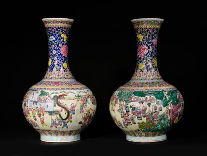 null PAIRE DE VASES DE FORME TIANQIUPING, en porcelaine et émaux de style famille...