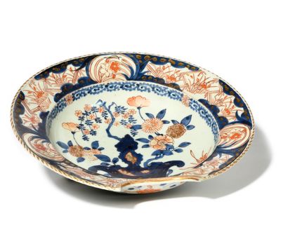 null PLAT A BARBE EN PORCELAINE D’IMARI, à décor bleu, corail et or d’une jardinière...