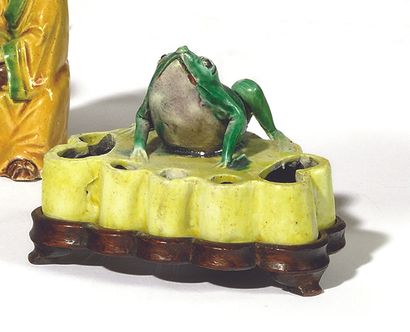 null PETIT GODET DE LETTRE en biscuit émaillé vert et jaune, représentant une grenouille...