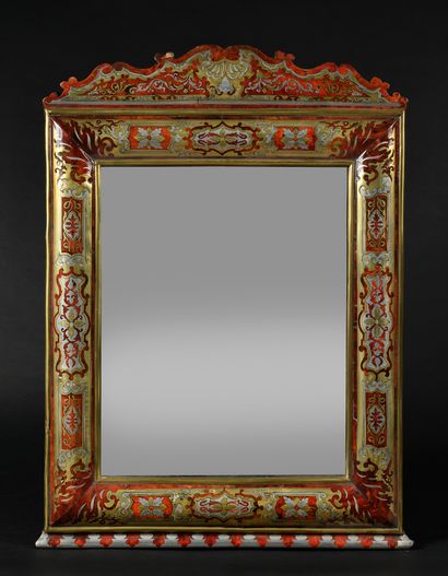 null PAIRE DE MIROIRS en marqueterie d’écaille rouge, laiton et étain gravé, à décor...