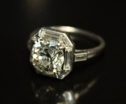 null BAGUE en or gris ornée d'un diamant coussin de taille ancienne (env. 2,5 cts)...