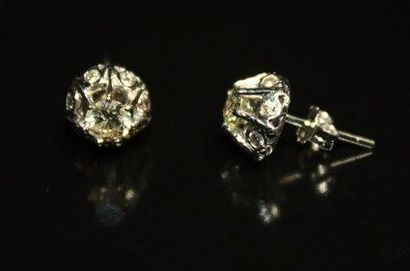 null BOUCLES D'OREILLES en or gris, ornées d'un diamant (env. 0,87 ct) dans un entourage...