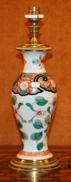 CHINE Vase de forme balustre à décor polychrome de fleurs de jasmin et de lotus feuillagés...
