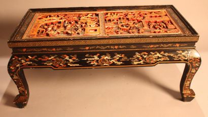 CHINE Table basse en laque à décor de scènes de palais. (Plateau fendu). XIXème siècle....