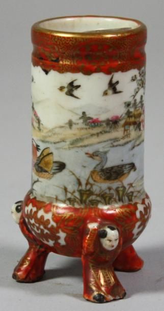 CHINE POT A PINCEAUX en porcelaine à décor émaillé de canards et oiseaux sur fond...