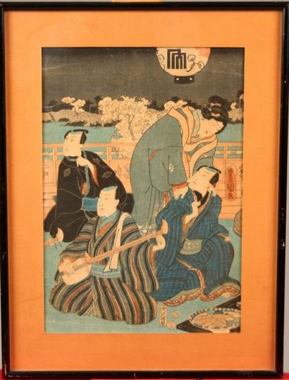 JAPON ESTAMPE en couleur représentant des musiciens et une Geisha sur une terrasse....