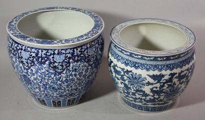 CHINE Paire de JARDINIERES en porcelaine à décor bleu blanc de rinceaux et de feuillages...