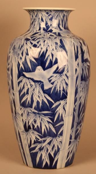 JAPON GRAND VASE de forme balustre en porcelaine à décor bleu sur fond blanc de roseaux,...