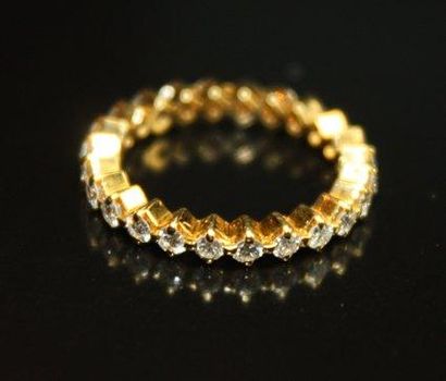 null BAGUE alliance en or jaune sertie de diamants ronds de taille brillant. Poids...