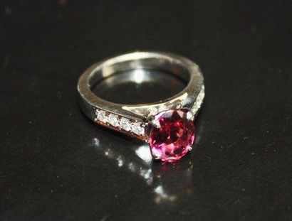 null BAGUE en platine ornée d'une tourmaline rose (env. 1,75 cts) épaulée de diamants...