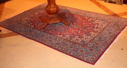 ISPAHAN Tapis laine et soie à décor d'arabesques. 1,48 m x 2,25 m.