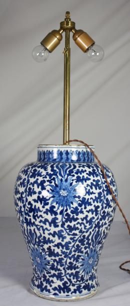 CHINE VASE en porcelaine monté en lampe à décor bleu blanc. H: 96 cm.