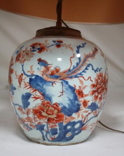 CHINE POT A GINGEMBRE en porcelaine à décor bleu, rouge et or d'oiseaux et de pivoines....