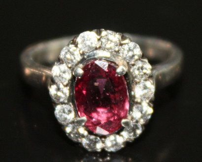 null BAGUE marquise en argent sertie d'un rubis ovale dans un entourage de diamants...