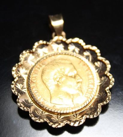null BROCHE en or jaune composée d'un Napoléon III de 1859 dans un entourage ciselé....