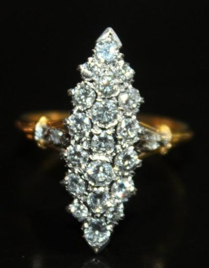 null BAGUE marquise en or jaune et or gris pavée de diamants de taille brillant....