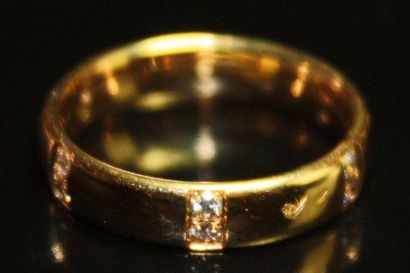 null ALLIANCE en or jaune ponctuée de 24 diamants structurant l'anneau. Poids brut:...