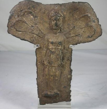 SYRIE Elément de sarcophage en plomb à décor d'une Victoire ailée. Epoque romaine...