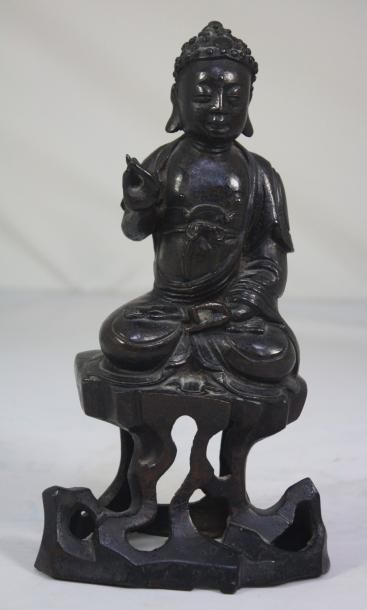 CHINE BOUDDHA en bronze à patine brun-noir en position symbolisant l'état de séréinité...