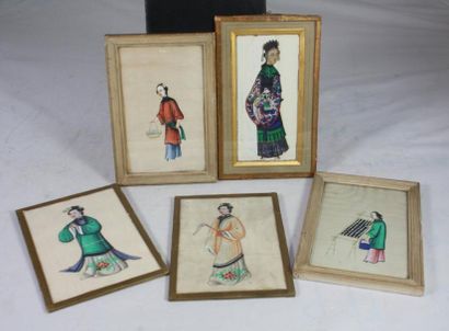 CHINE Ensemble de cinq GOUACHES sur papier découpé représentant des Chinoises en...