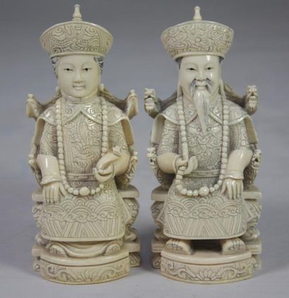 CHINE Deux STATUETTES en ivoire figurant deux dignitaires sur leurs trônes à dossier...