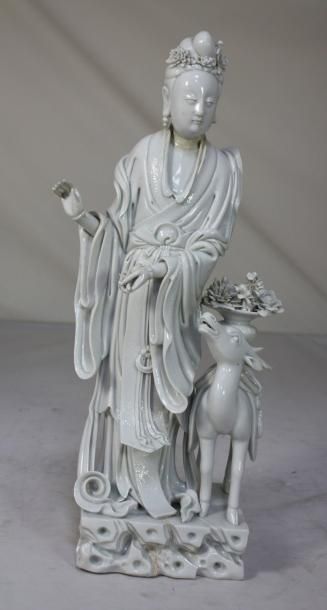 CHINE STATUETTE en porcelaine représentant une guanyin debout près d'une biche portant...