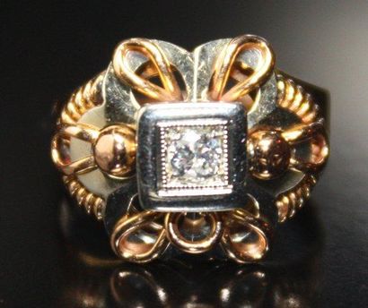 null BAGUE en or rose stylisée et ornée en son centre d'un diamant de taille brillant....