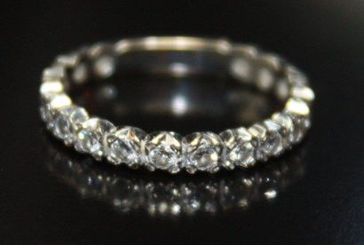 null ALLIANCE en or gris sertie de diamants de taille brillant. Poids brut: 3,3 g...