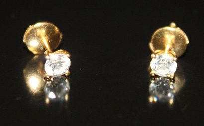 null PAIRE DE CLOUS D'OREILLES en or gris sertis de diamants taille cÏur env. 1,7...