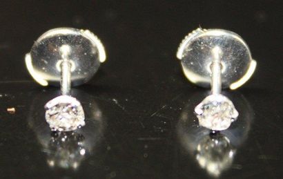 null PAIRE DE CLOUS D'OREILLES en or gris, sertie de diamants de taille moderne,...