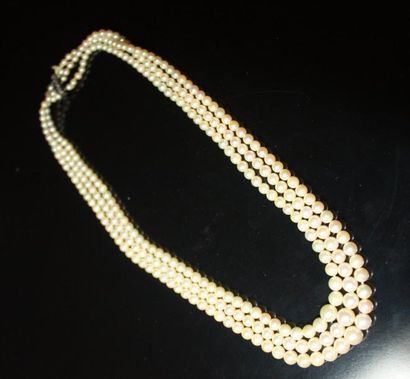 null COLLIER composé de trois rangs de perles, le fermoir en or gris. Poids brut:...