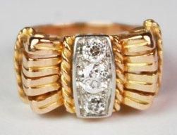 null BAGUE en or jaune, années 1950, ciselée et guillochée, ornée de trois diamants...