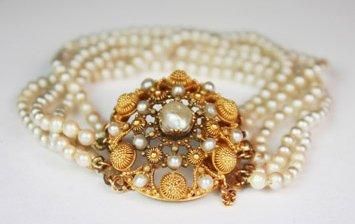 null BRACELET MANCHETTE composé de cinq rangs de fines perles, le fermoir en or jaune...