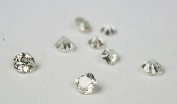 null LOT DE 8 DIAMANTS de taille ancienne environ de 0,13 à 0,26 carat.