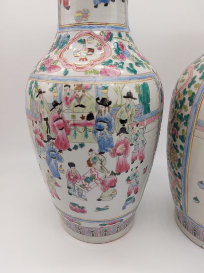 null CHINE paire de vases en porcelaines à décors de personnages et de fleurs

H...