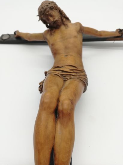 null CHRIST EN CROIX en buis sculpté, croix en bois noirci 

XIXème siècle 

Haut....