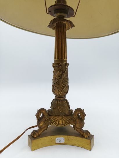 null LAMP in chased gilt bronze with griffins.

H : 30 cm