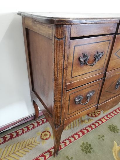 null Petite COMMODE SAUTEUSE en bois naturel ouvrant par deux tiroirs à décrochement,...