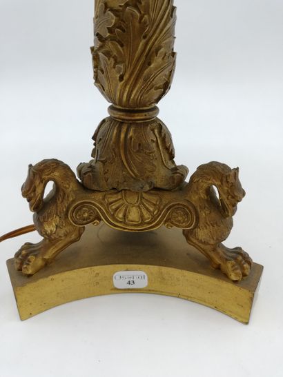 null LAMP in chased gilt bronze with griffins.

H : 30 cm