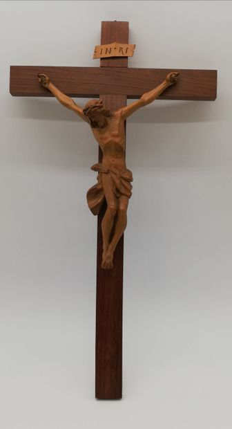 null CHRIST IN CROSS in carved boxwood, cross in blackened wood 

XIXth century 

Total...