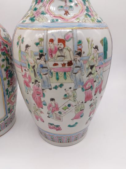 null CHINE paire de vases en porcelaines à décors de personnages et de fleurs

H...